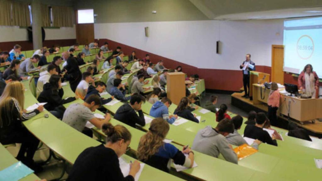 Alumnos estudiando