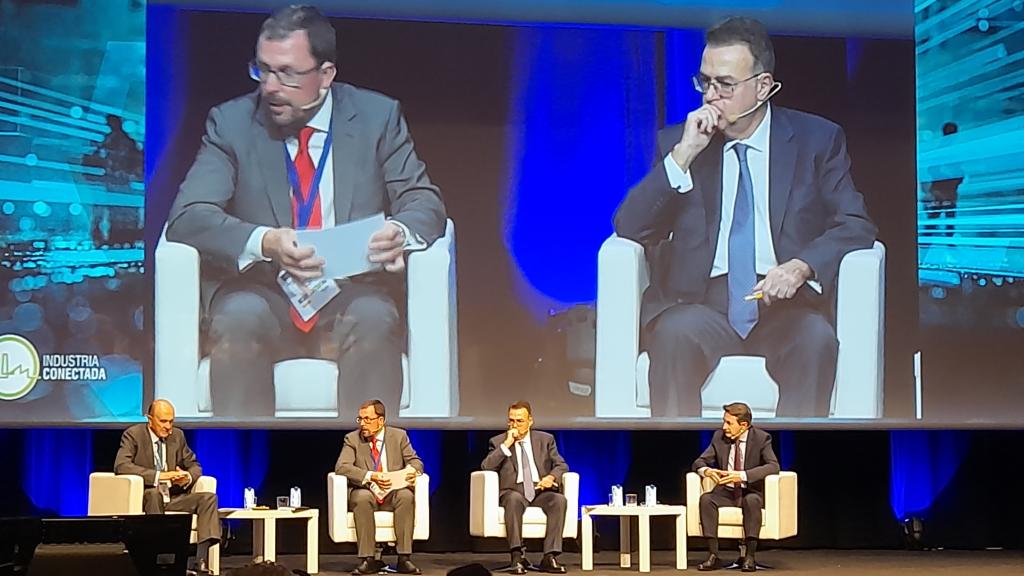 Participantes de la mesa sobre el hidrógeno: Eduardo Gil, presidente de Nippon Gases Euro-Holding; Raúl Blanco, secretario general de la Industria y de la Pyme; Antonio Llardén, presidente de Enagás, y Josu Jon Imaz, consejero delegado de Repsol.