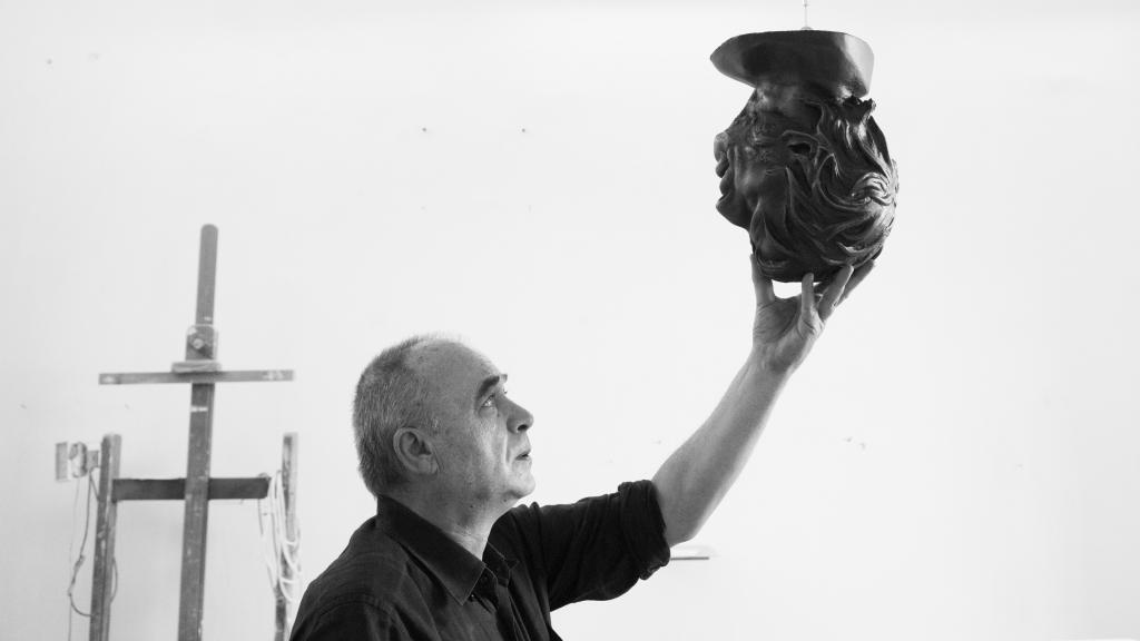 Nino Longobardi sostiene una de sus esculturas.
