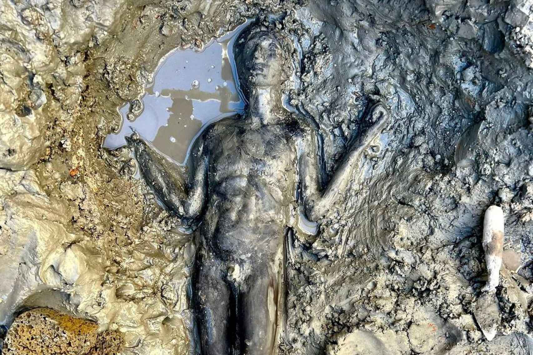 Las 24 estatuas de bronce llevaban bajo el barro desde el siglo V.