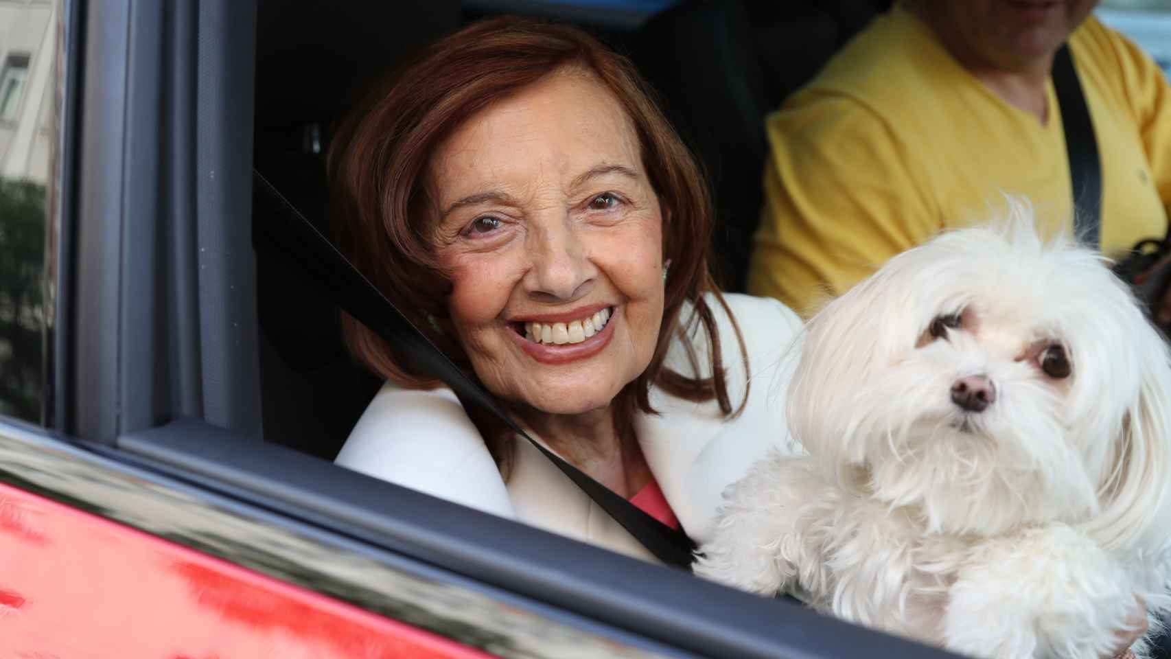 La comunicadora Teresa Campos junto a su perrita Lula en una imagen tomada en Madrid, en octubre de 2021.