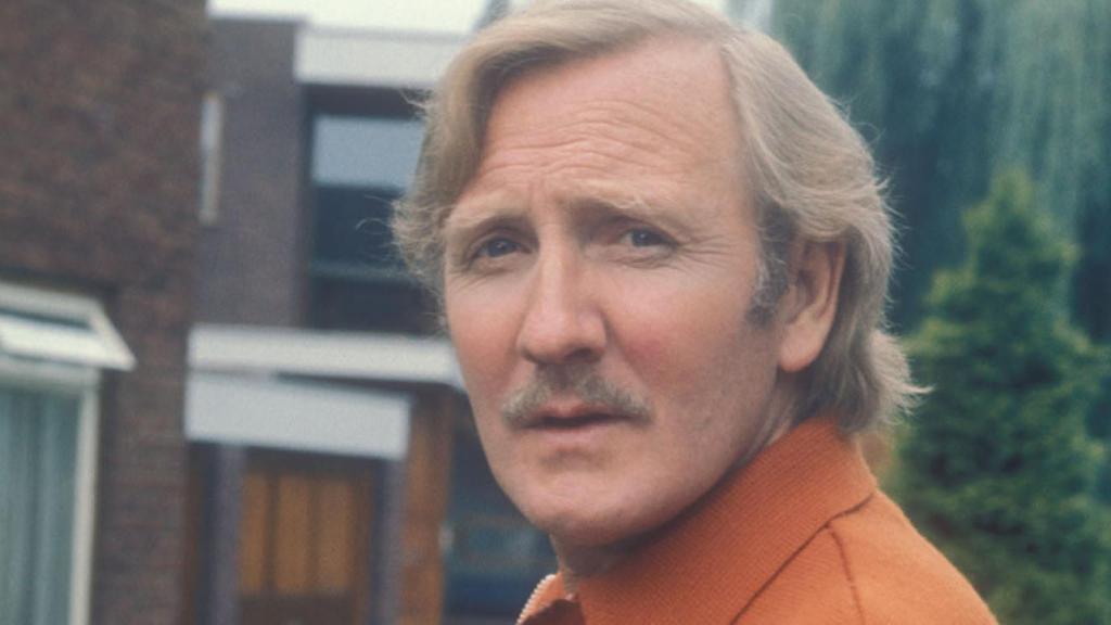 Leslie Phillips como Henry Newhouse en 'Casanova '73'.