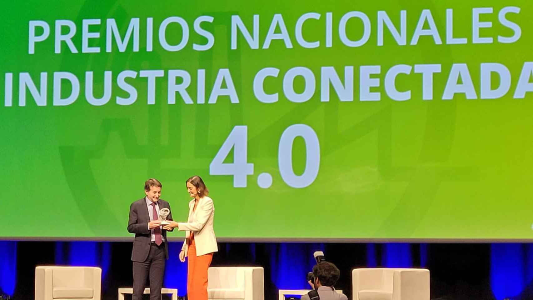 La ministra Maroto entrega el Premio Nacional de Industria Conectada, en la categoría de gran empresa, al consejero delegado de Repsol, Josu Jon Imaz, compañía galardonada en esta edición.