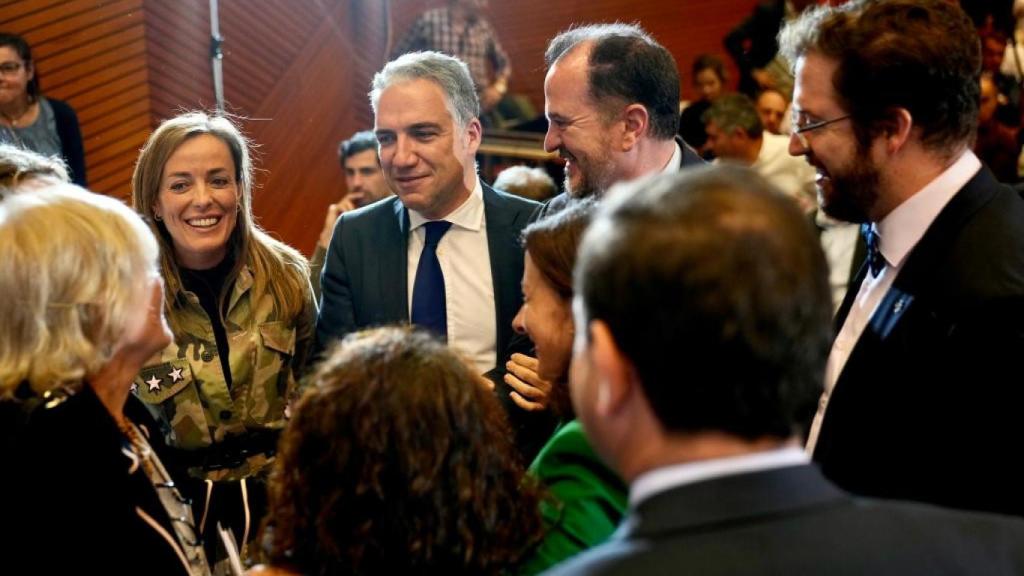 Elías Bendodo, número tres del PP, en Bilbao, acompañado por el presidente del PP vasco, Carlos Iturgaiz, entre otros dirigentes.