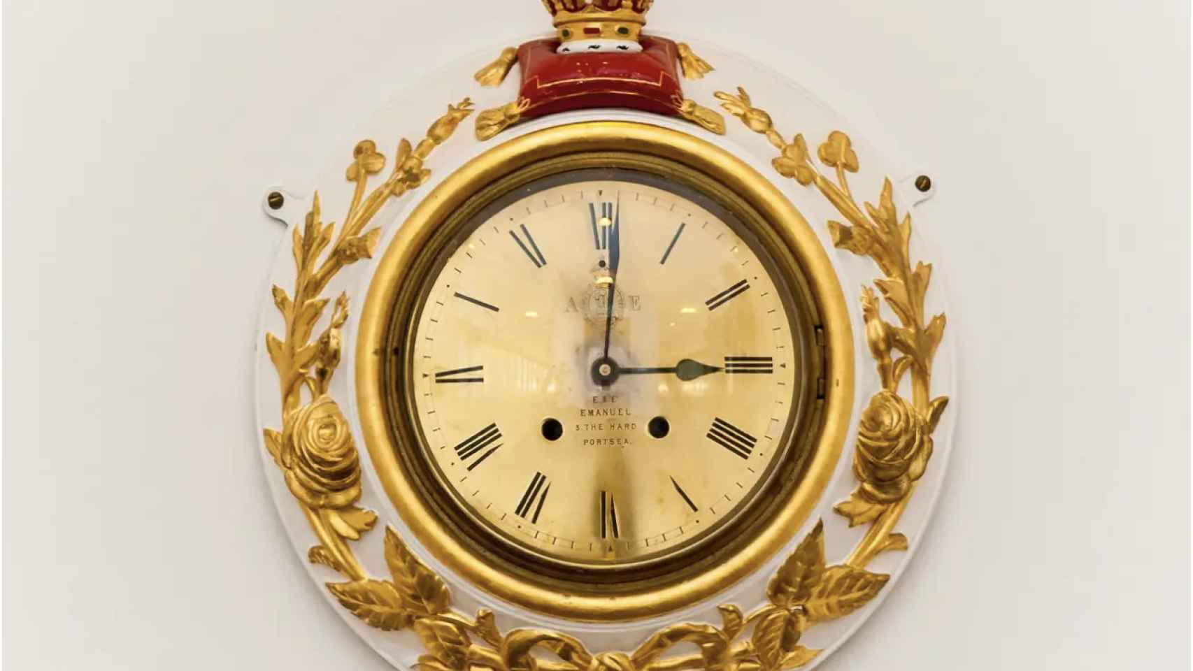 Los relojes del yate real marcan la hora a la que Isabel II bajó del barco por última vez.
