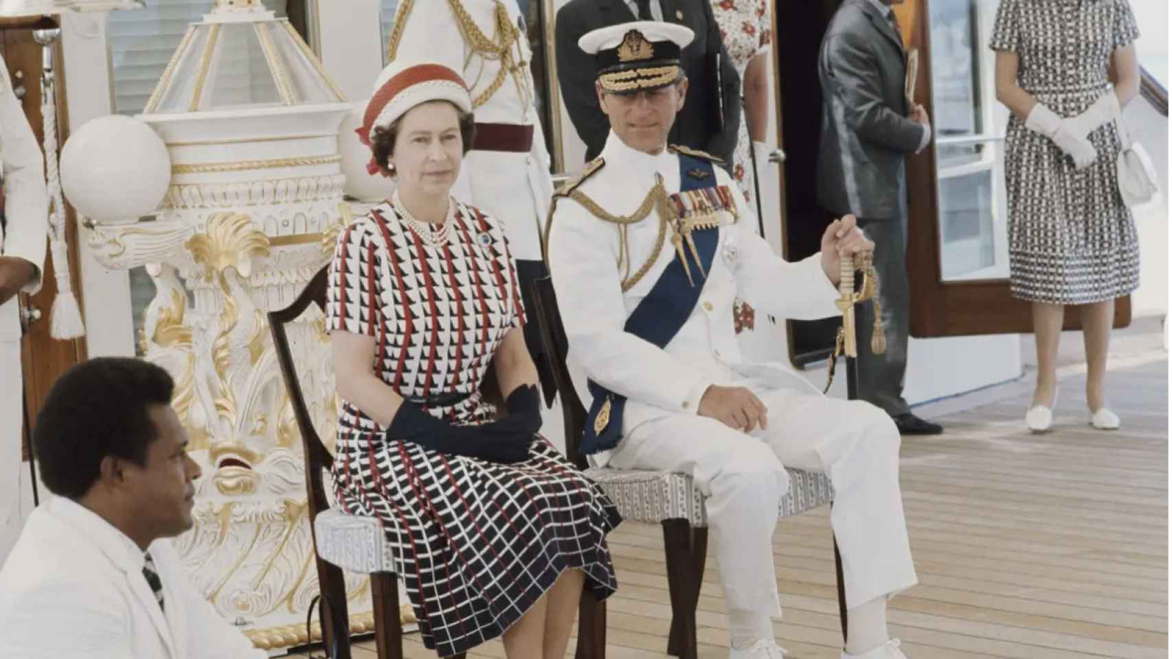 La reina Isabel II y Felipe de Edimburgo a bordo del yate real en 1977.