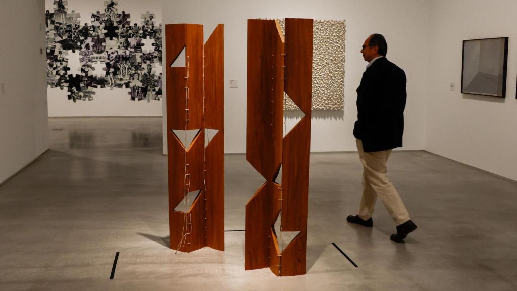 El empresario brasileño Ricardo Steinbruch pasea por una de las salas que alberga obras de la colección de Susana y Ricardo Steinbruch este martes en el museo Reina Sofía en Madrid durante la presentación de una selección inédita de un centenar de obras de la citada colección. Foto: EFE / J. J. Guillén