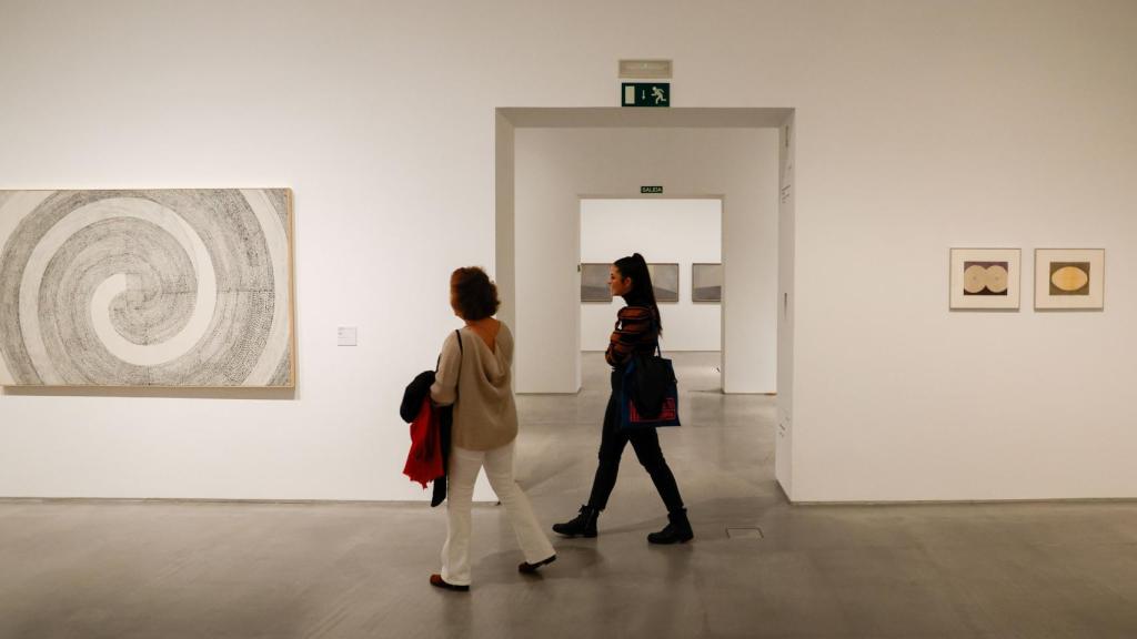 Unas personas pasean por una de las salas que alberga obras de la colección de Susana y Ricardo Steinbruch este martes en el museo Reina Sofía en Madrid durante la presentación de una selección inédita de un centenar de obras de la citada colección. Foto: EFE/ J.J. Guillén