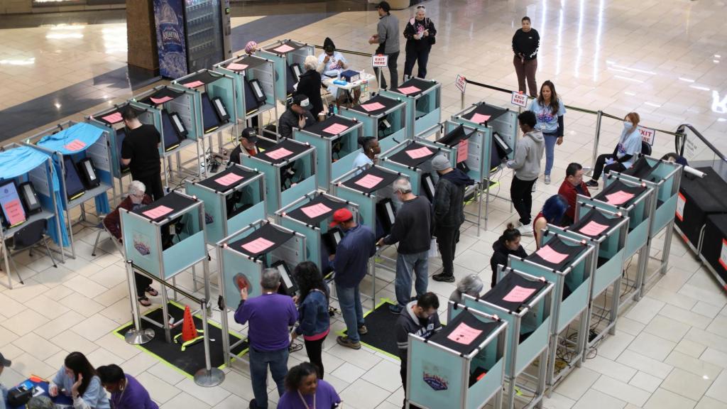 Los estadounidenses emitieron sus votos durante las elecciones intermedias