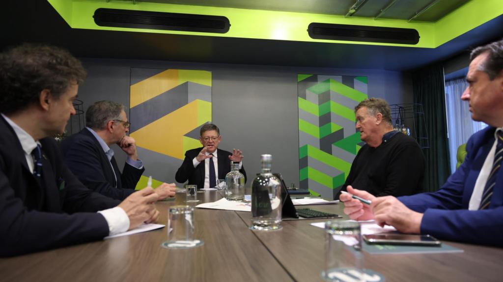 El president de la Generalitat, Ximo Puig, en la reunión con los productores británicos en Londres