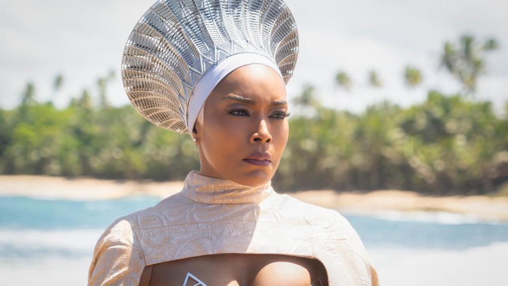 Angela Bassett se luce en 'Black Panther - Wakanda Forever'.