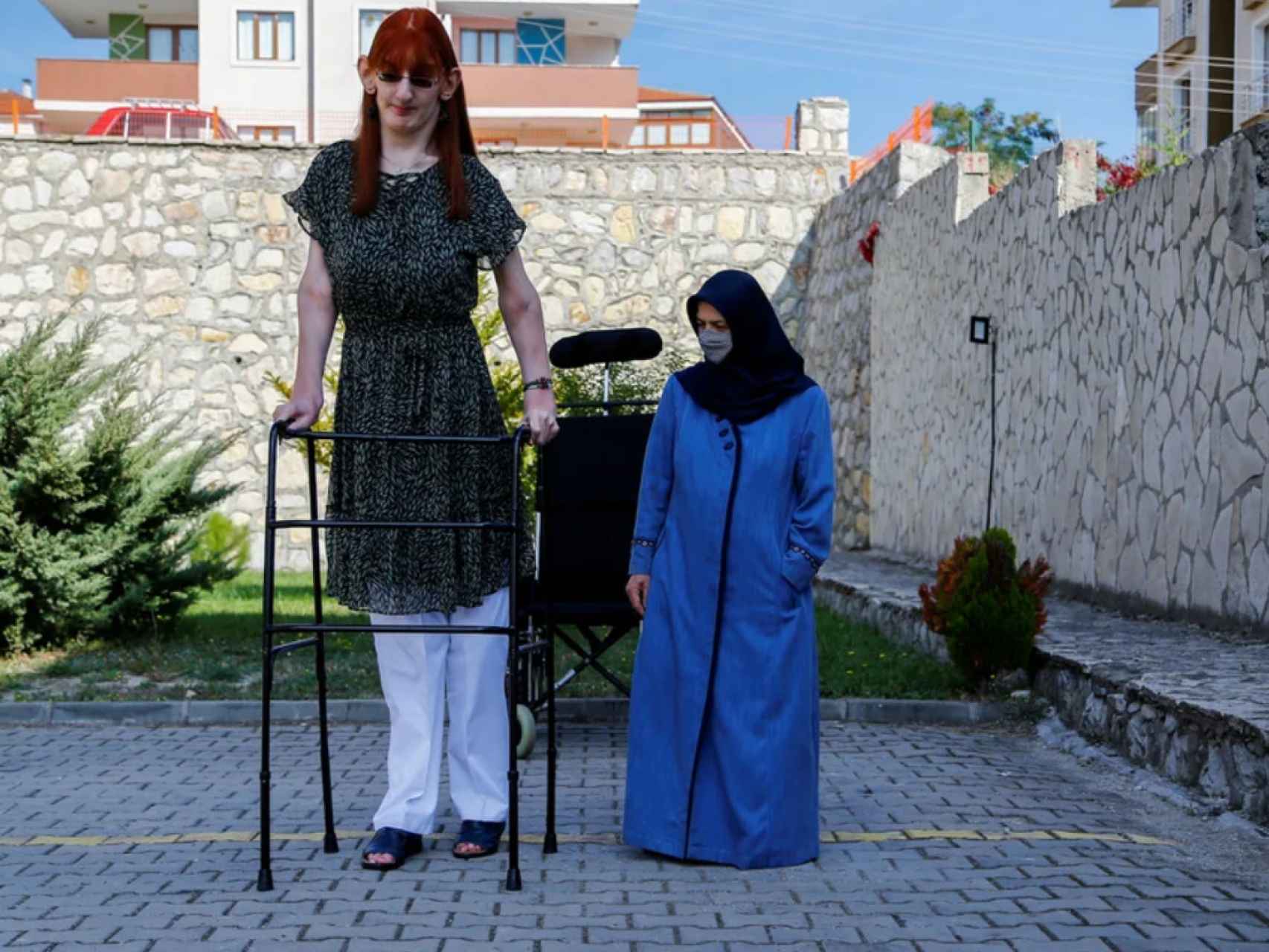 Quién es la mujer más alta del mundo y cuánto mide