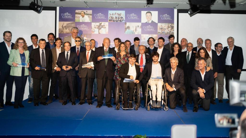 Foto de familia de todos los galardonados en los XI Premios Ciudad de la Raqueta y IX María de Villota