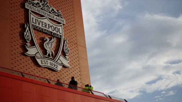 Vista general de Anfield, con el escudo del Liverpool en primer plano