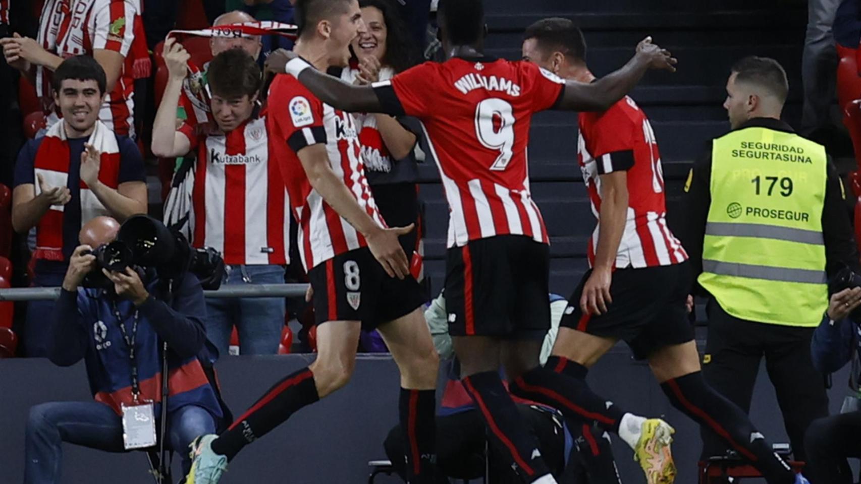 Los jugadores del Athletic Club celebrando el gol de Gorka Guruzeta al Valladolid