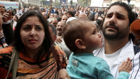 Alaa Abd el-Fattah, junto a su mujer y su hijo, en el Cairo antes de entrar en prisión en 2013.