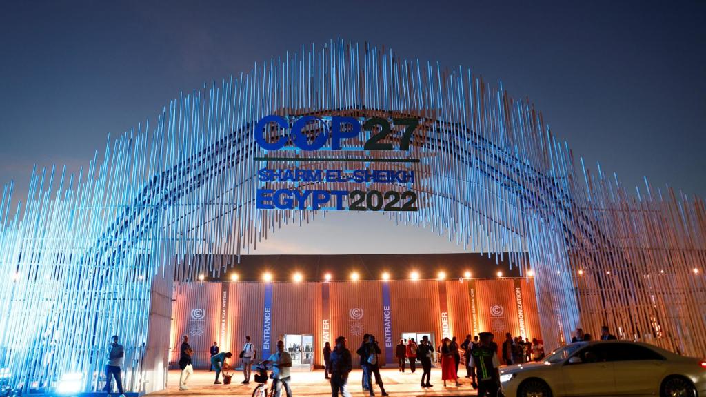 Vista de la entrada del Centro de Convenciones de Sharm El-Sheikh (Egipto), donde se celebra la COP27