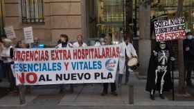 Varias personas con una pancarta en la que se lee: 'Urgencias extra hospitalarias esenciales y vitales, no al nuevo plan'.
