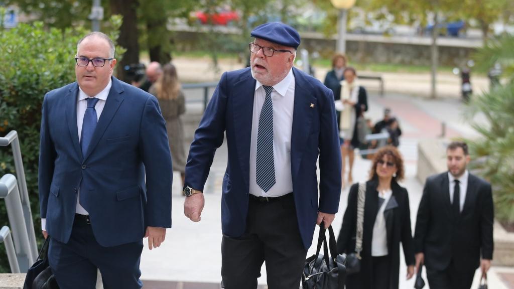 Villarejo, junto a su abogado, llega a la Audiencia de Madrid. Detrás, Gemma Alcalá./