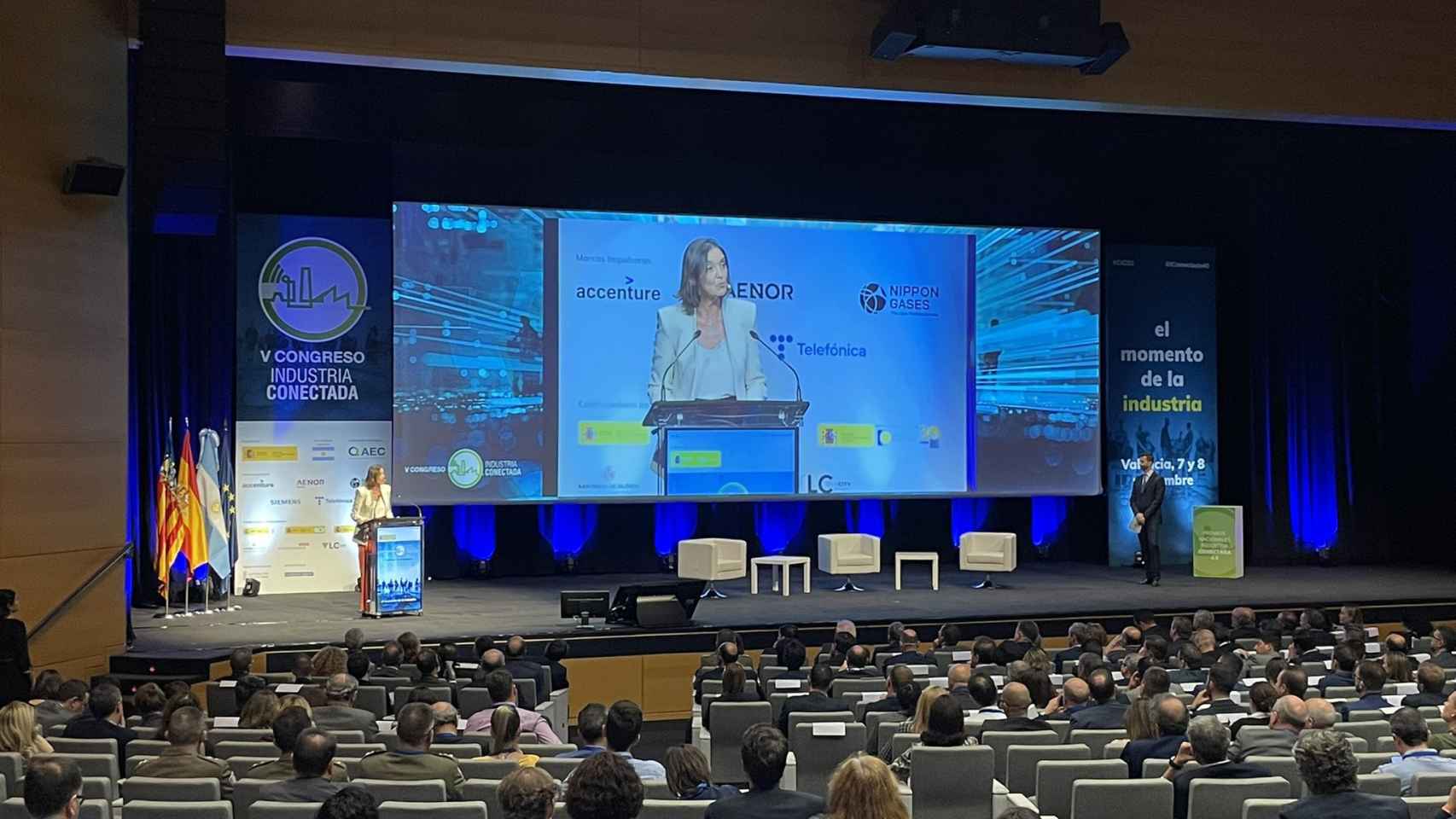 La ministra de Industria, Comercio y Turismo, Reyes Maroto, anuncia en el V Congreso de Industria Conectada 4.0 un Programa de Apoyo a los Digital Innovation Hubs (PADIH) dotado con 37,59 millones de euros.