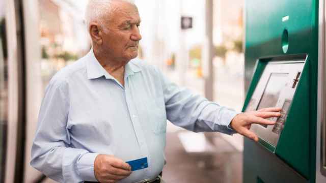 Un pensionista revisa en un cajero si ha cobrado su pensión.
