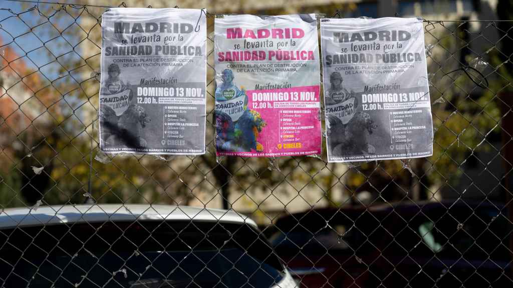 Varios carteles pegados a la entrada del Centro de Salud Federica Montseny del Servicio de Urgencias de Atención Primaria (SUAP).