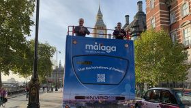Autobuses con el nombre de Málaga y Picasso en Londres.