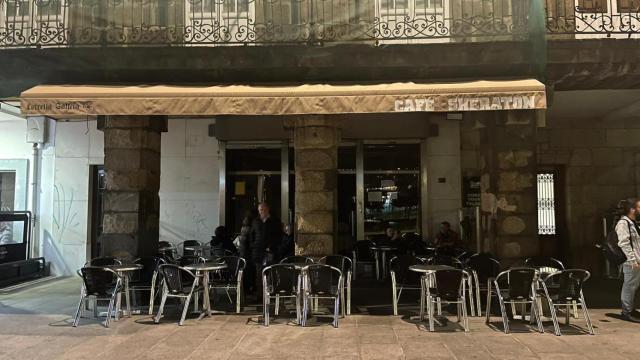 Algunos locales de la hostelería de A Coruña apagan sus luces como protesta.