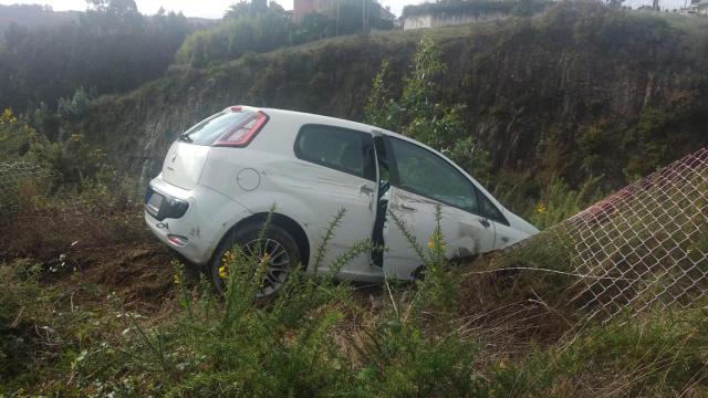 Un coche a punto de caer a la AP-9.