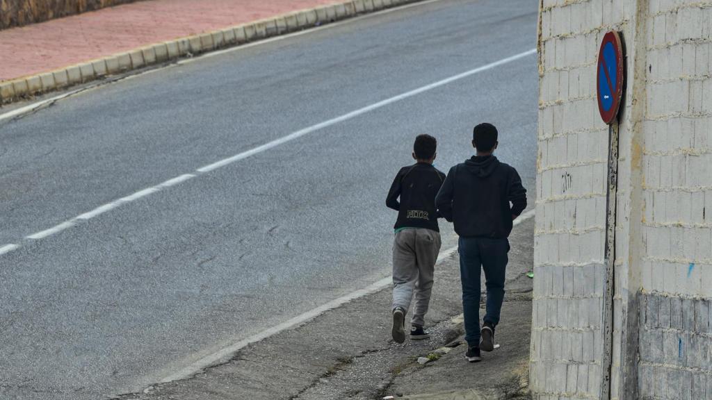 Dos menores en las inmediaciones de las naves del Tarajal, en junio de 2021.