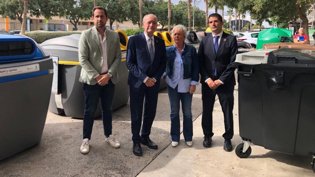 Francisco de la Torre, entre otros concejales y el director de Limasam, en la presentación oficial de los nuevos contenedores de basura.