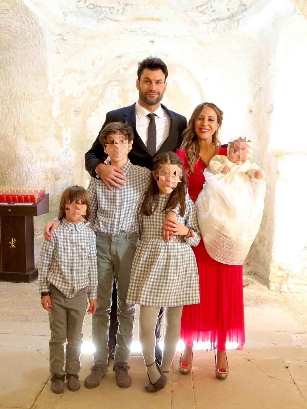 Jorge Pérez, su mujer y sus hijos, posan tras el bautizo.