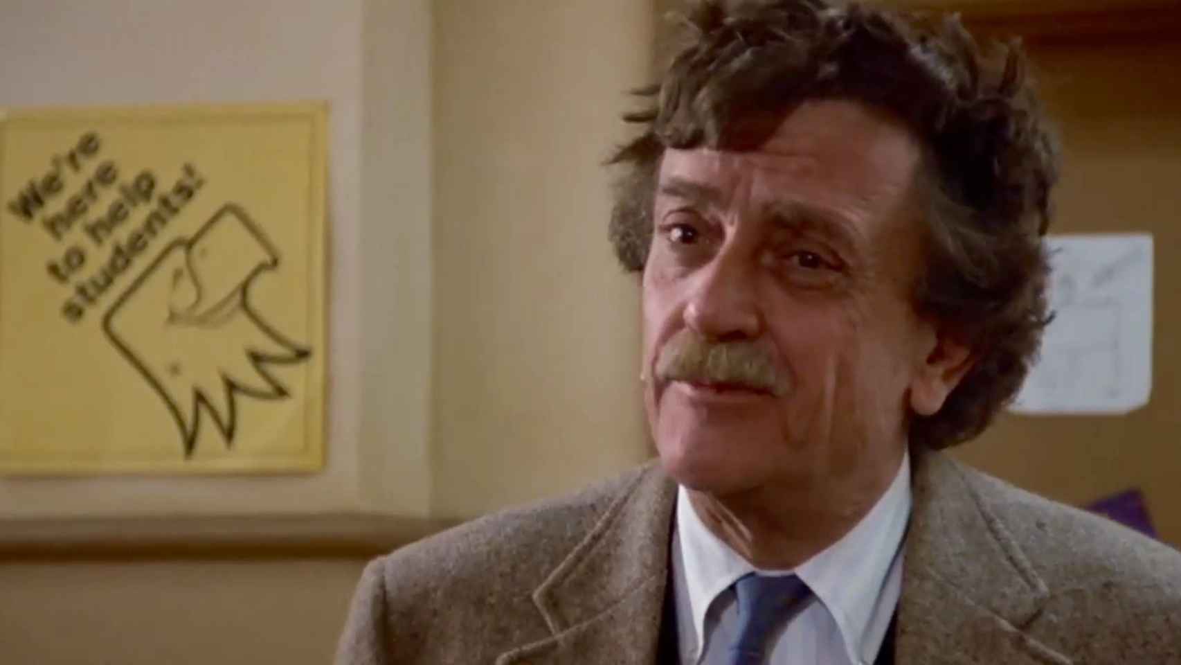 Kurt Vonnegut se interpreta a sí mismo en la comedia 'Regreso a la escuela' (1986).