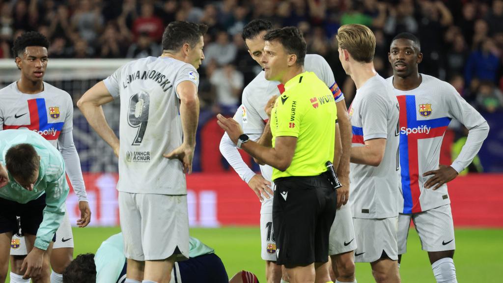 Lewandowski dialoga con Gil Manzano tras ser expulsado.