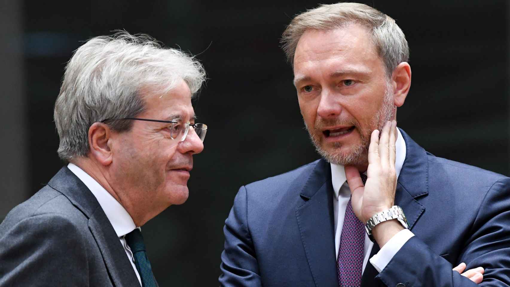 El ministro alemán de Finanzas, Christian Lindner, conversa con el comisario de Asuntos Económicos, Paolo Gentiloni, durante el Eurogrupo del pasado lunes