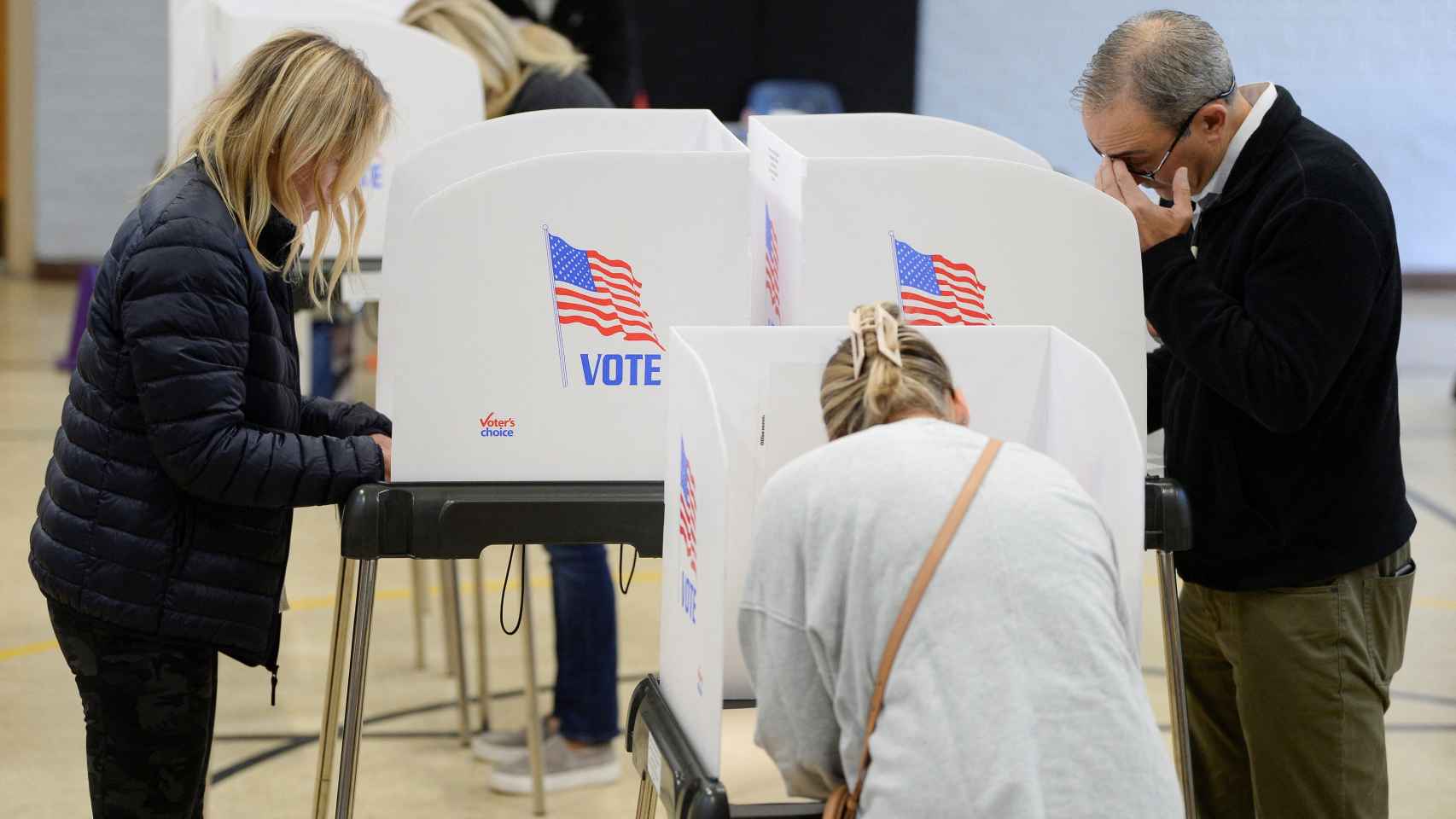 Los estadounidenses emitieron sus votos durante las elecciones intermedias en la Escuela Primaria Eastport en Annapolis, EE. UU., 8 de noviembre de 2022