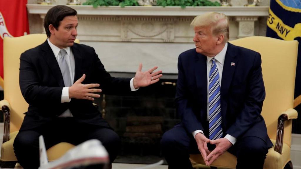 El reelecto gobernador de Florida, Ron DeSantis, junto al expresidente Donald Trump en la Casa Blanca en abril de 2020.