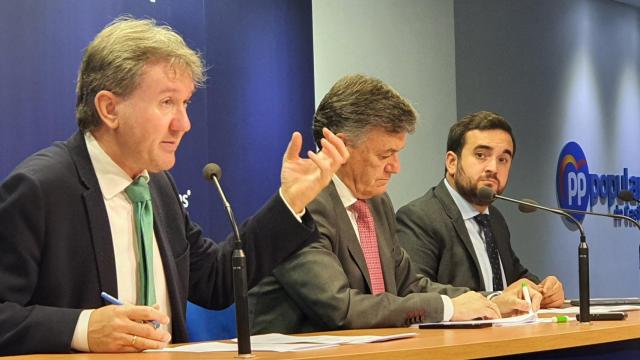 El secretario general del PP de Castilla y León, Francisco Vázquez, junto al vicesecretario de Acción Parlamentaria, Javier Lacalle, y el coordinador de diputados en el Congreso, José Ángel Alonso,