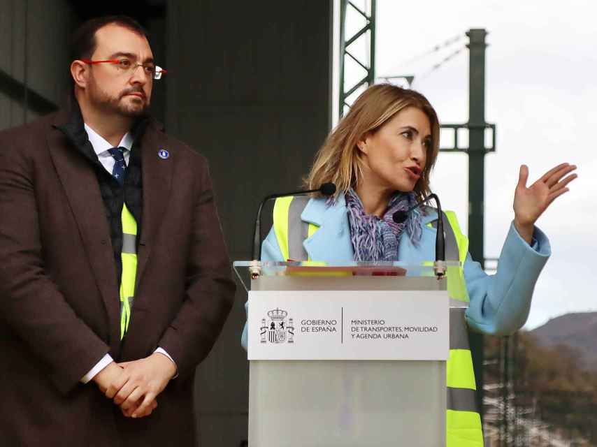 La ministra de Transportes, Raquel Sánchez, durante su rueda de prensa en la Variante de Pajares, este miércoles.