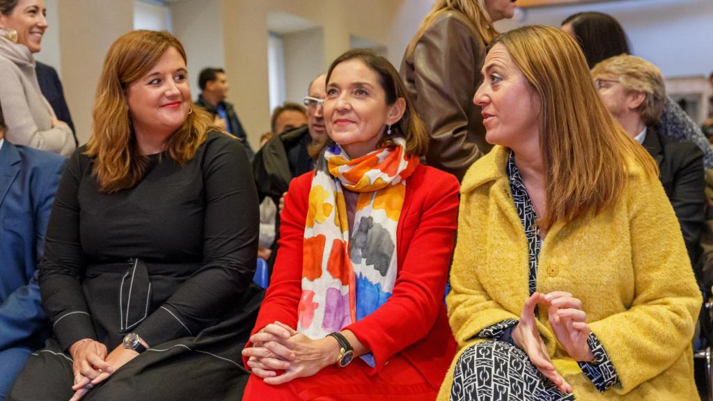 La ministra de Industria, Comercio y Turismo, Reyes Maroto (c); junto a la delegada del Gobierno, Virginia Barcones (i) y Clara Martín, alcaldesa de Segovia