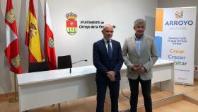 El presidente de la Cámara de Comercio, Víctor Caramanzana, junto con el alcalde de Arroy, Sarbelino Fernández, en la presentación del Foro