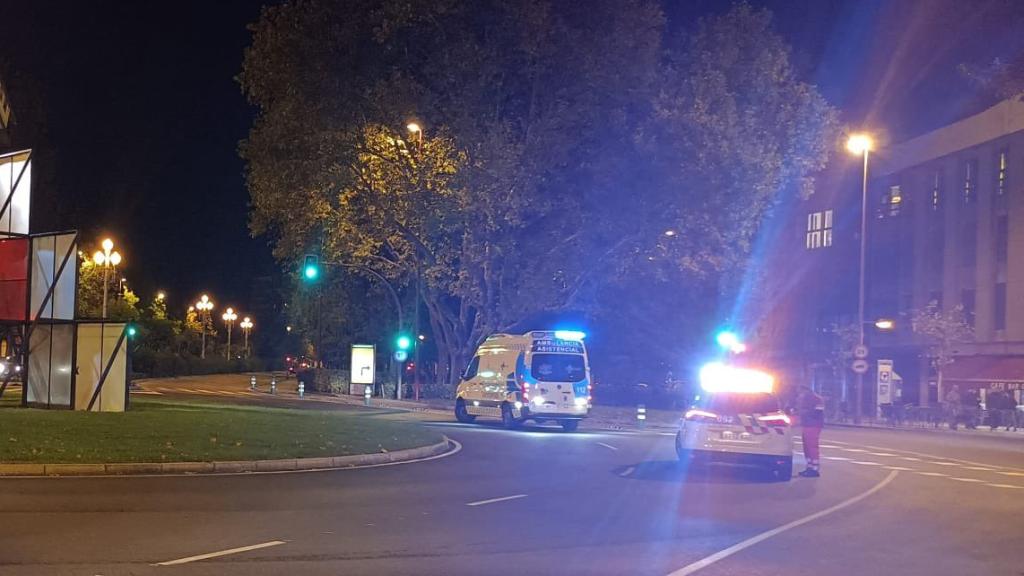 Imagen de archivo de un coche de policía y una ambulancia en el Paseo Zorrilla de Valladolid