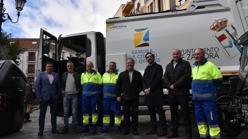 Francisco Guarido, junto a los representantes de PreZero y trabajadores del servicio de limpieza