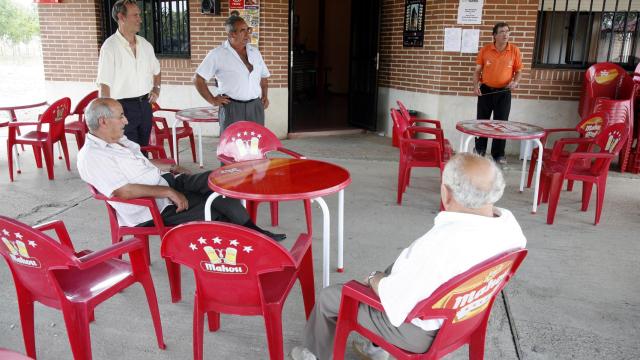 Vecinos de un pueblo de Tierra de Campos en la terraza de un bar