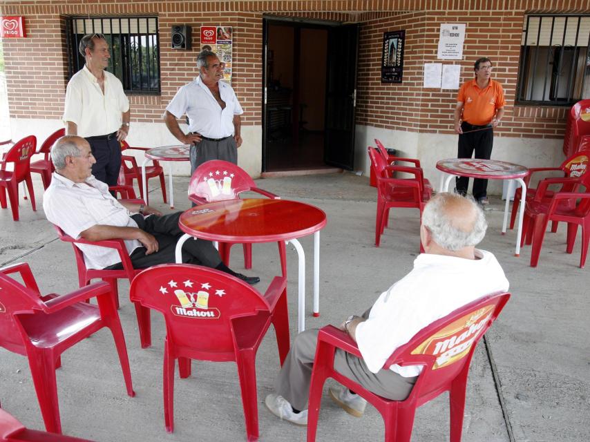 Vecinos de un pueblo de Tierra de Campos en la terraza de un bar.