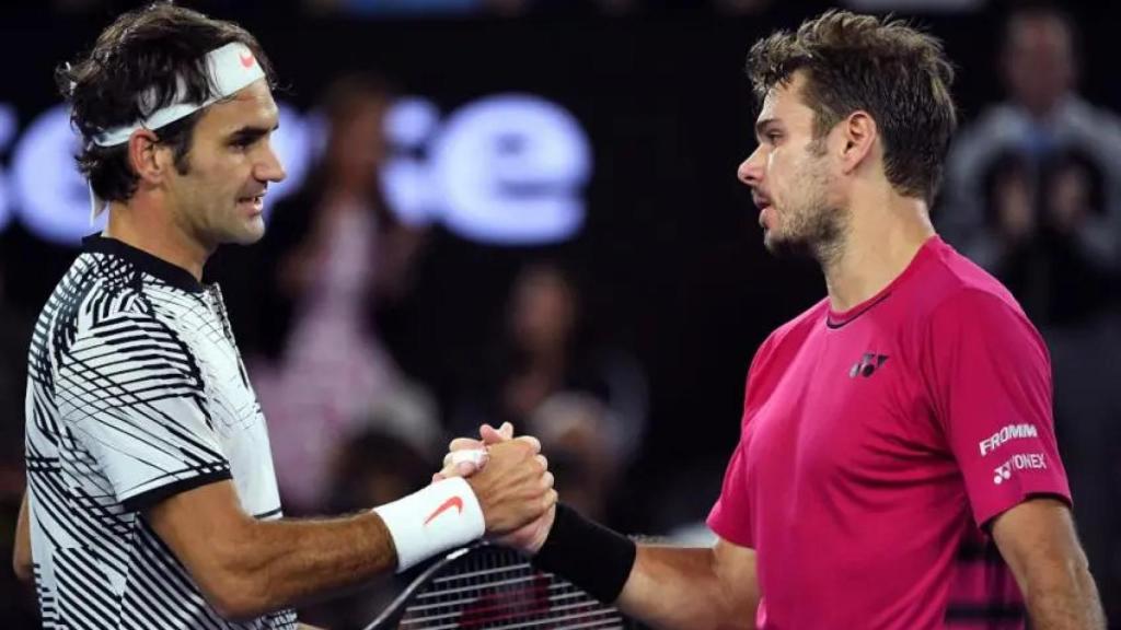 Roger Federer saluda a Stan Wawrinka tras un partido