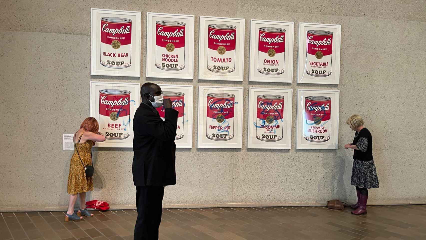 Dos activistas pegándose y pintando las icónicas obras de Warhol. Foto: Efe / Stop Fossil Fuel Subsidies