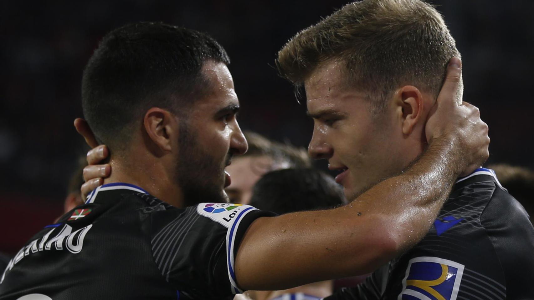 Alexander Sorloth, celebrando con Mikel Merino su gol al Sevilla