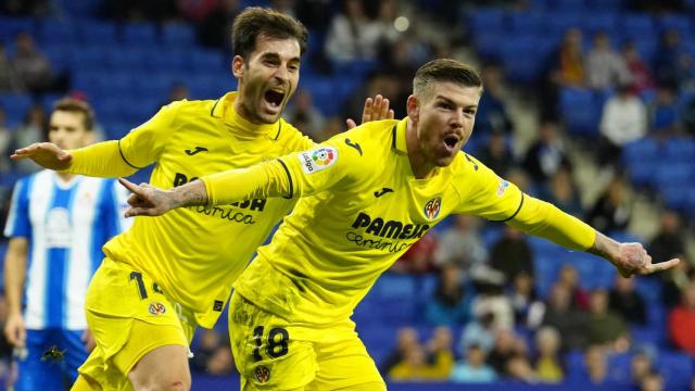 Manu Trigueros y Alberto Moreno, celebrando el gol de la victoria