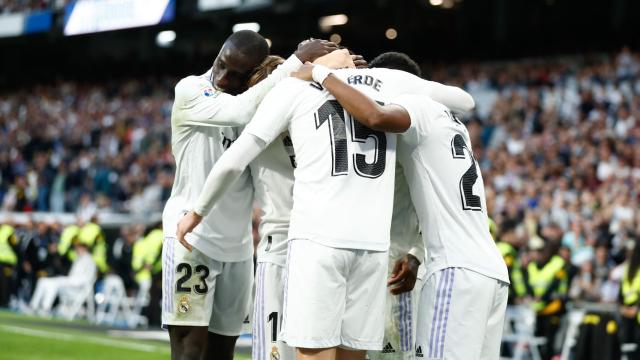 Piña de los jugadores del Real Madrid para celebrar un gol en La Liga 2022/2023